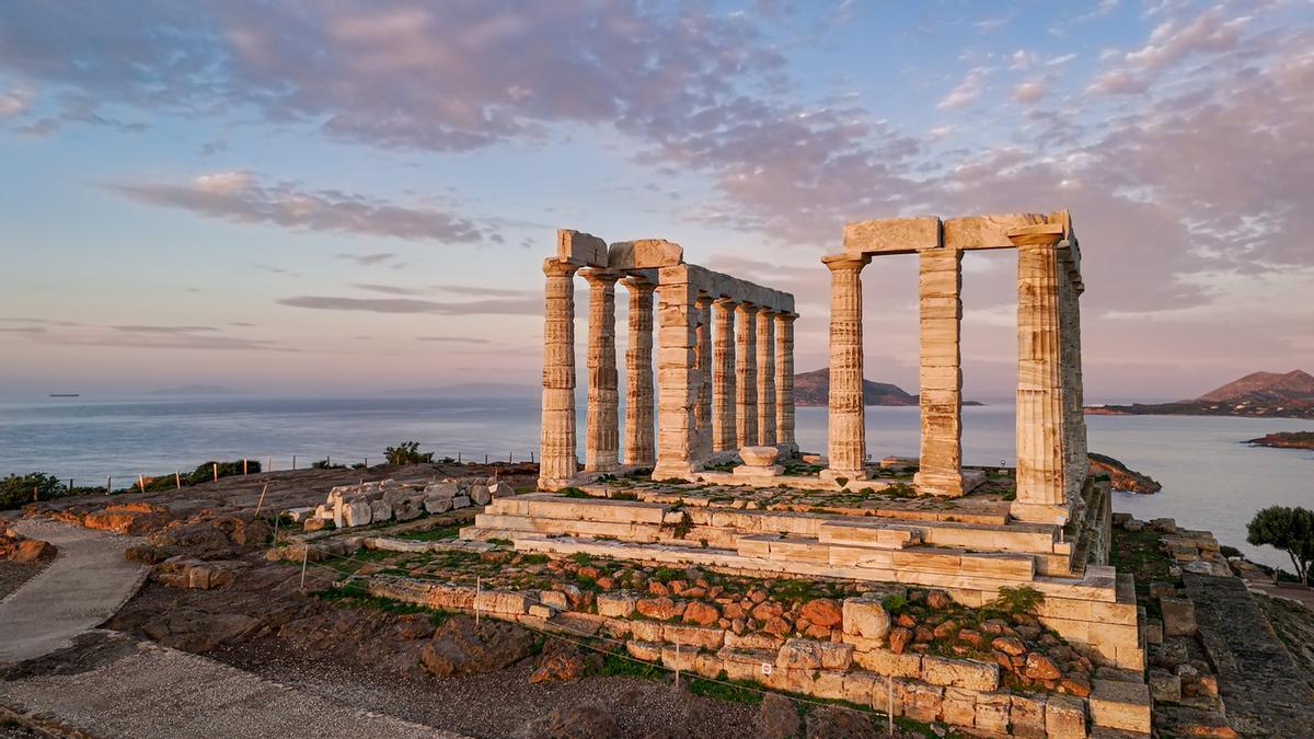 Vista aérea del Templo de Poseidón en el Cabo Sounion durante la puesta de sol