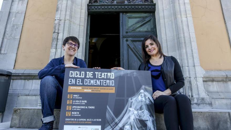 Yolanda Alonso y Patricia Pérez en el cementerio de La Carriona