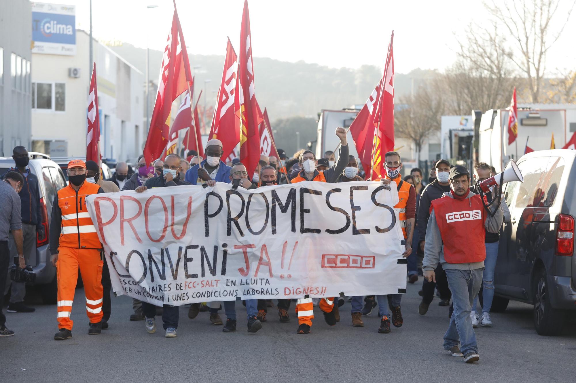 Els escombriaires de Salt es manifesten contra l'empresa i reclamen més implicació