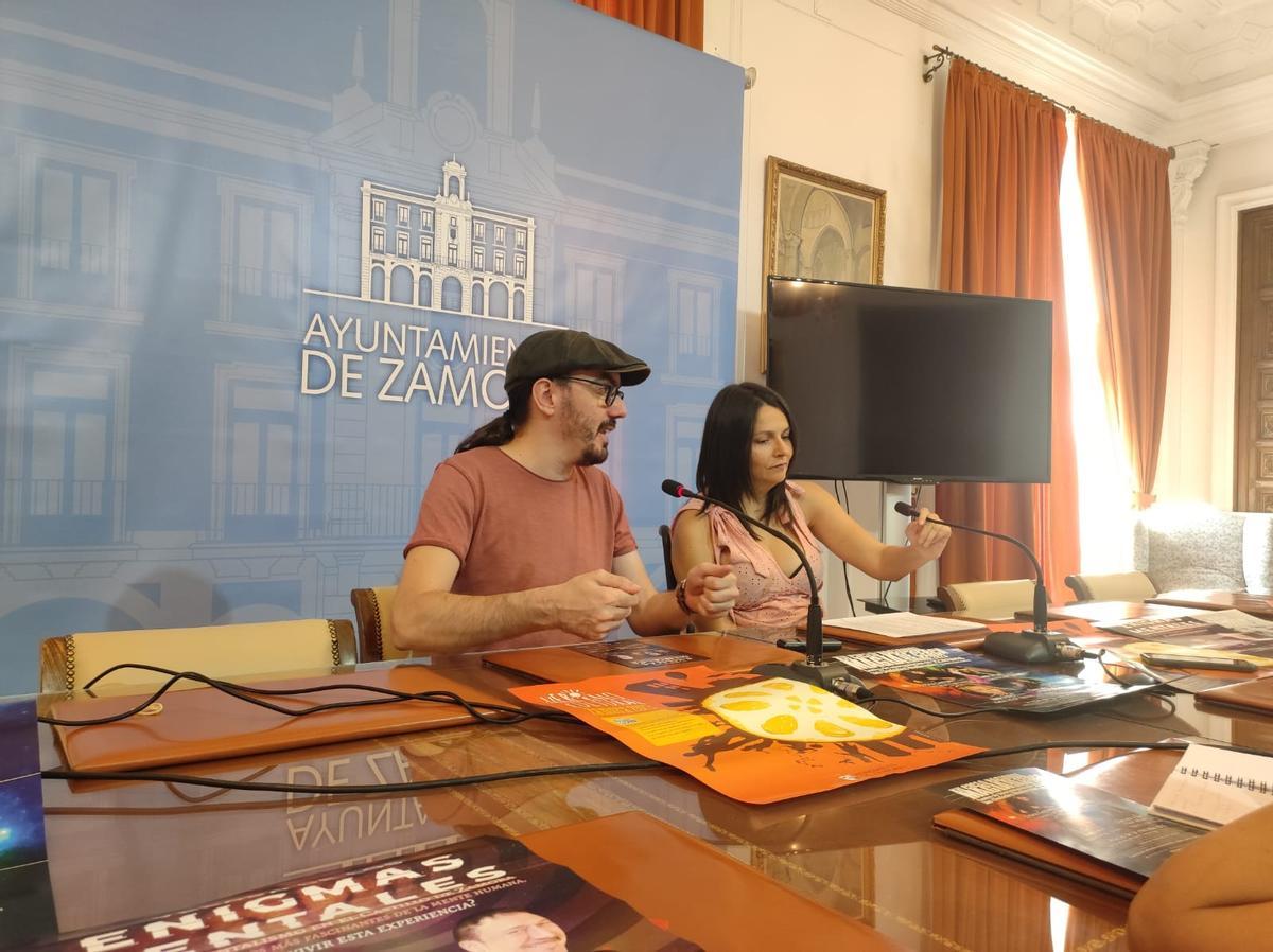 María Eugenia Cabezas, Concejala de Cultura e Zamora y Paco González, mago zamorano en la rueda de prensa
