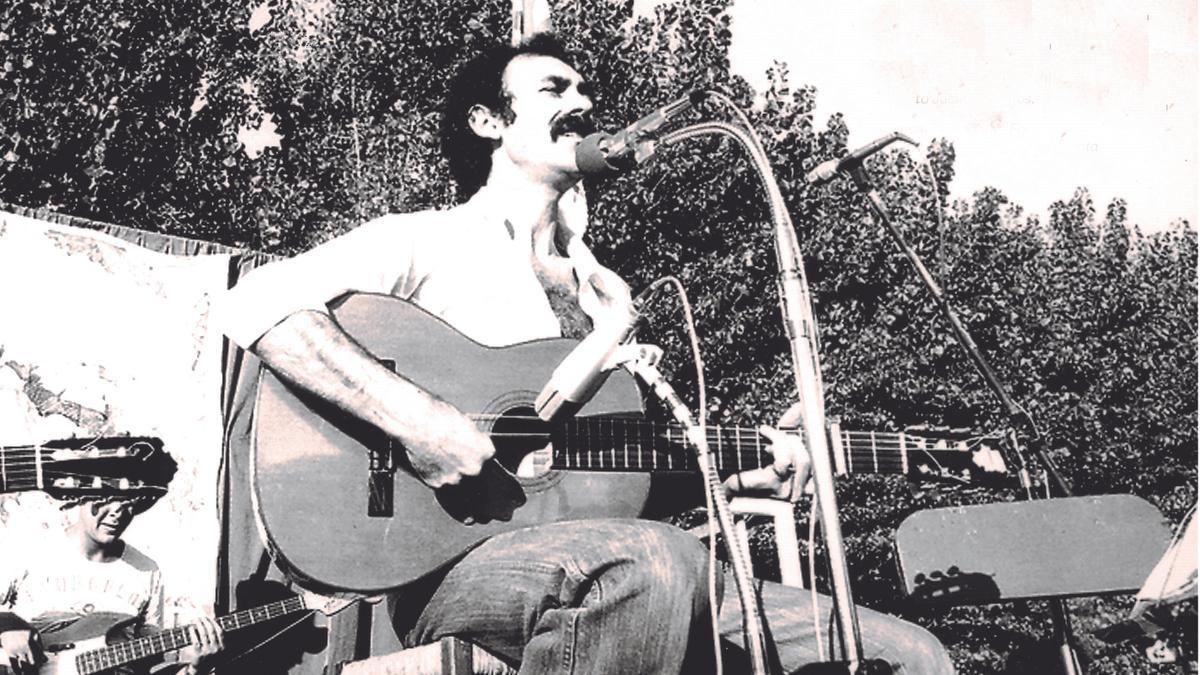 Joaquín Carbonell canta en un recital por Chile