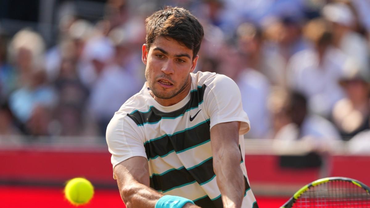 Carlos Alcaraz golpea de revés en Queen's