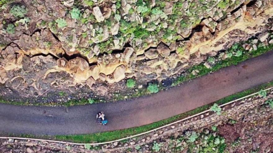 Imagen de dron de la grieta en el talud de acceso a Enchereda. | | E.D.