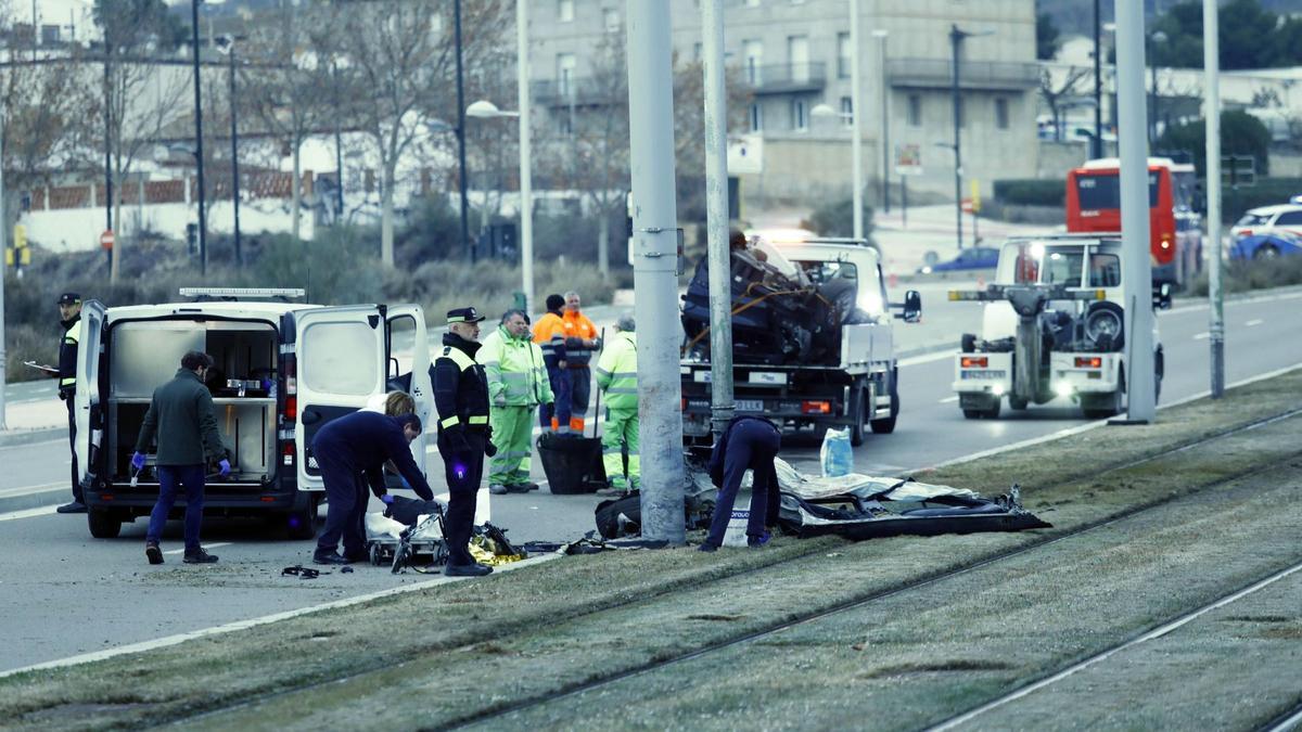 Muere un joven de 25 años en Zaragoza tras chocar con su coche en un poste de la catenaria del tranvía.