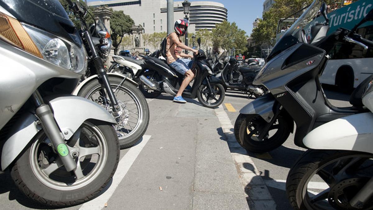 Rampa de acceso a la zona de aparcamiento reservada a las motos en la plaza de Catalunya.