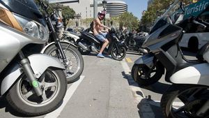 Rampa d’accés a la zona d’aparcament reservada a les motos a la plaça de Catalunya.