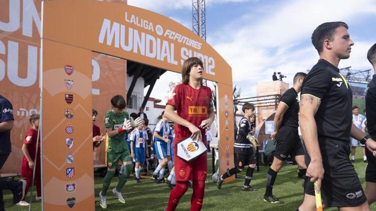 El Valencia, saliendo al césped ayer para medirse al Espanyol