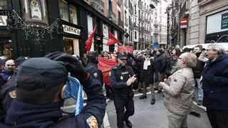 Militantes abertzales y de UPN viven con tensión en las calles el pleno que dará la Alcaldía de Pamplona a Bildu