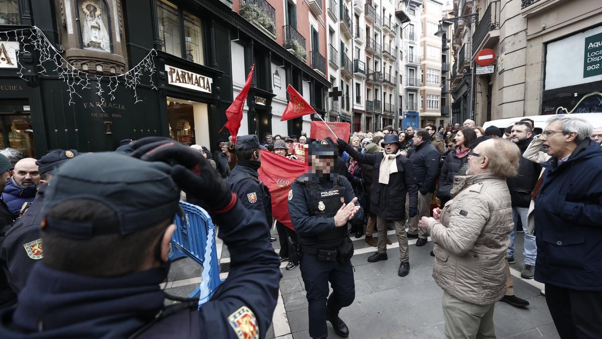 Miembros de la Policía calman los ánimos a de los asistentes a la concentración en apoyo a la alcaldesa Cristina Ibarrola.