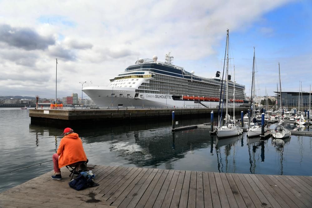 El buque Celebrity Silhouette recala en el puerto de A Coruña con 2.850 cruceristas gays a bordo.