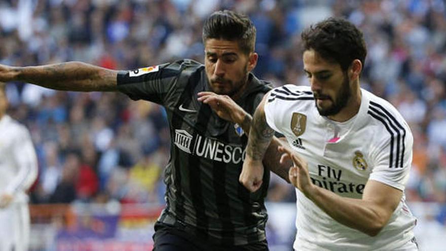 Los malagueños Samuel García e Isco Alarcón, pugnan por un balón en el Bernabéu.