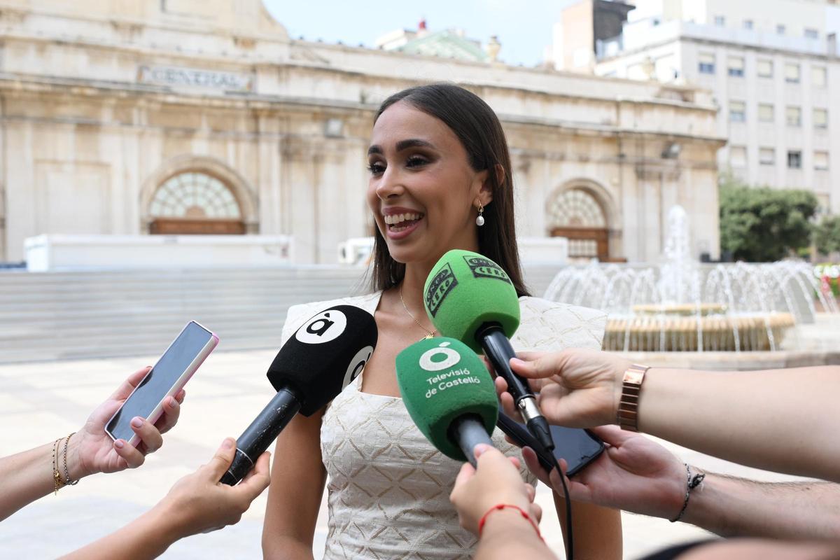 María Collados, reina de las fiestas de Castelló 2027, atendiendo a los medios.