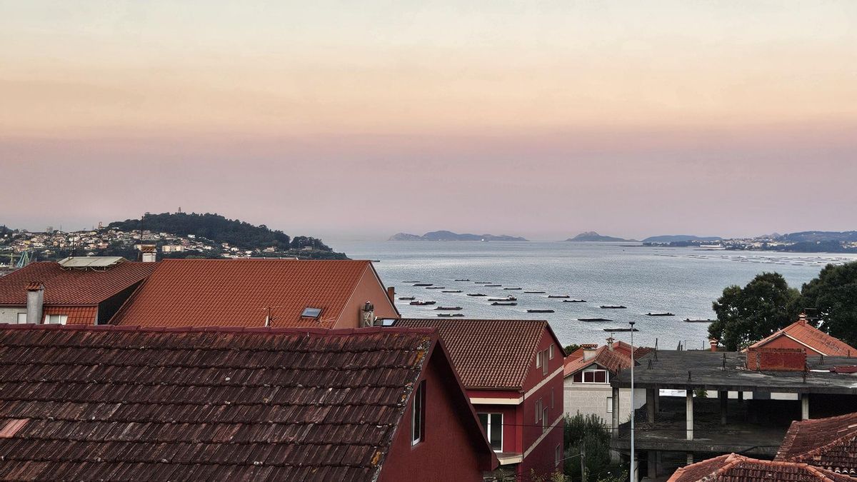 Vista de las islas Cíes con una densa columna de humo procedente de los incendios de Portugal.