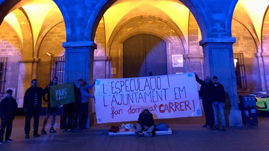 Una persona desnonada a Manresa dorm davant de l&#039;Ajuntament per reclamar un habitatge