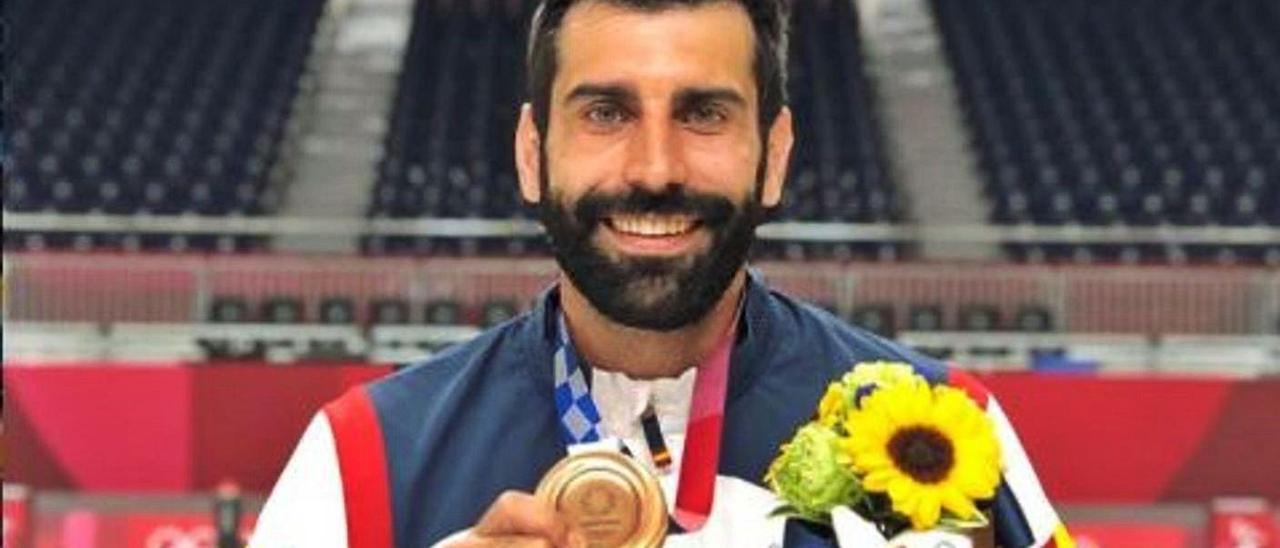 Rodrigo Corrales, ayer, con su medalla olímpica en Tokio.