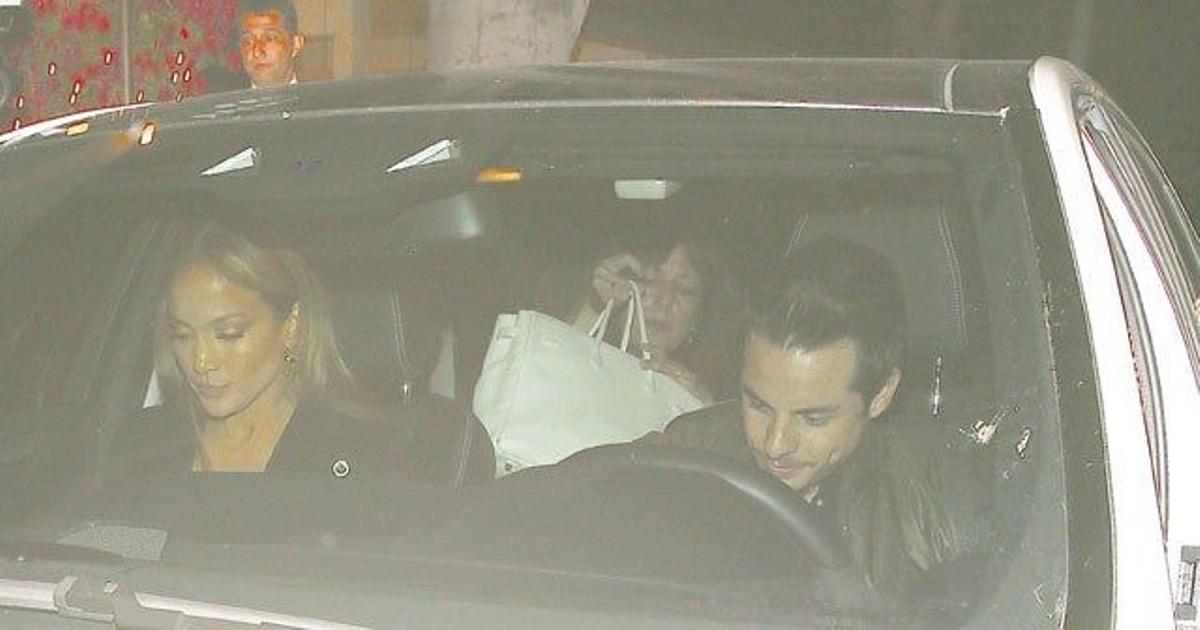 Jennifer Lopez, una amiga y Casper Smart salen juntos del Maceo's en West Hollywood