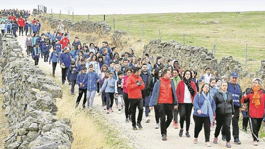 Un millar de personas participan en la iniciativa Caminando por un Reto