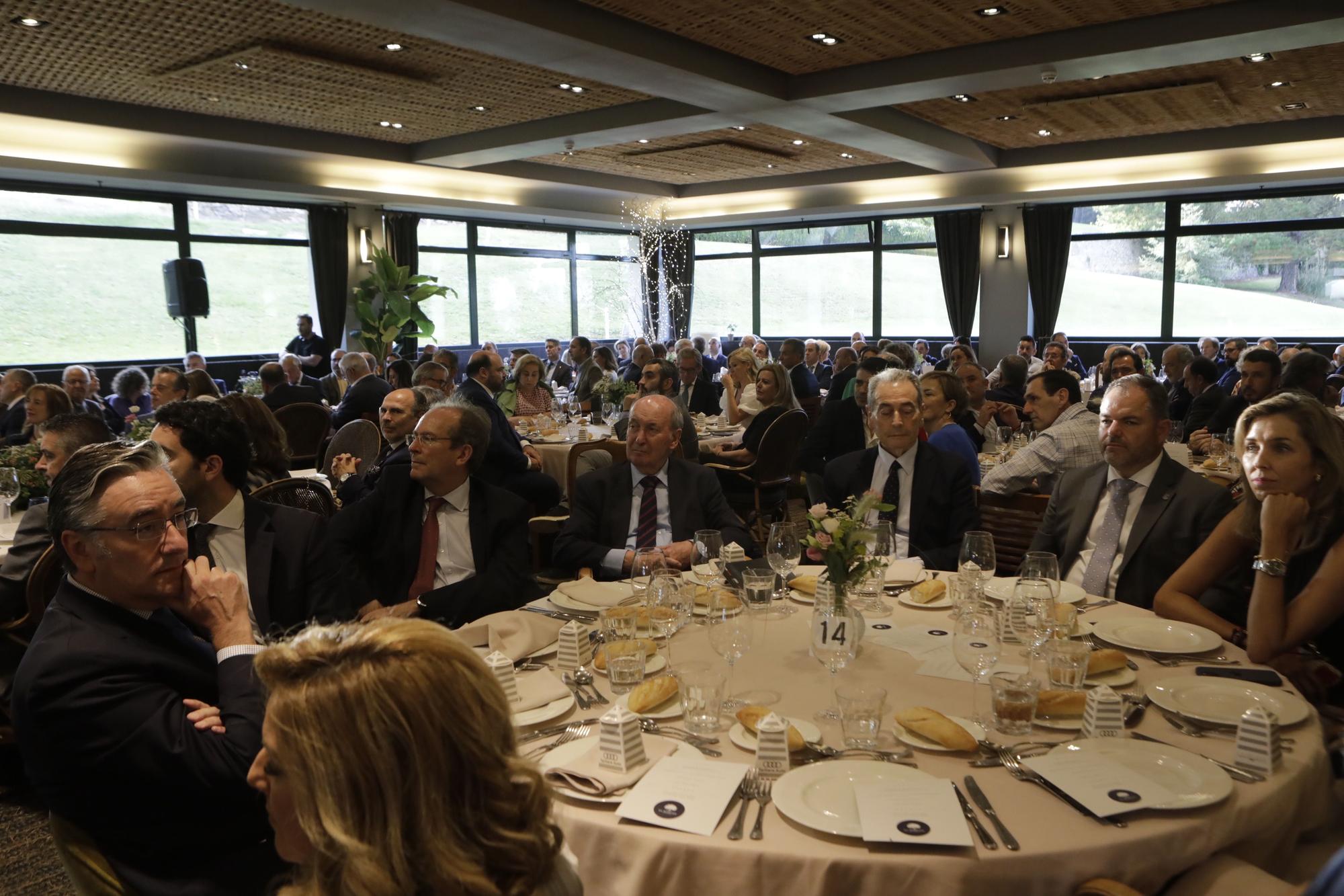 Entrega del premio "Gijonés del año" a Félix Baragaño