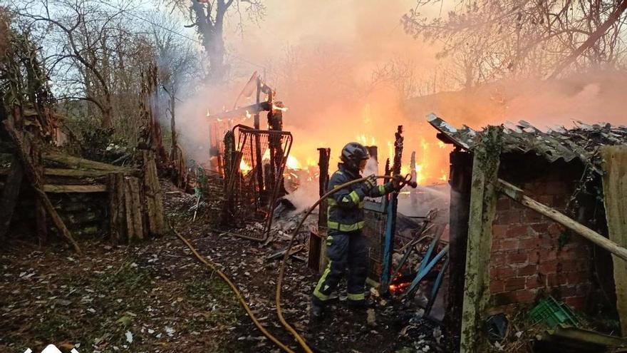 Extinguido un incendio urbano que calcinó una casa en Langreo