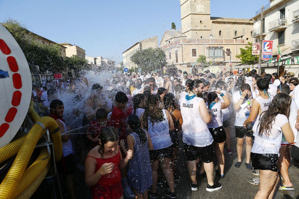 Las 'colles' llenan de color Santa Maria