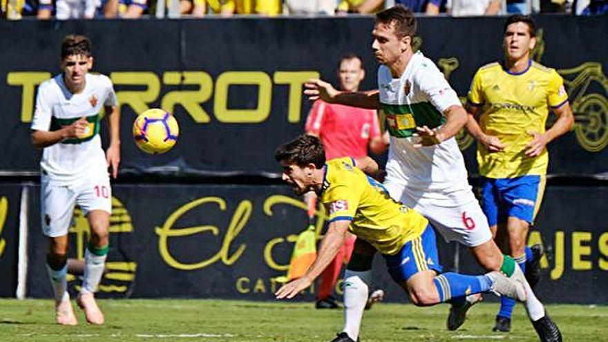 Jairo Izquierdo cau davant la pressió de Manolo Sánchez en la victòria del Cadis contra l&#039;Elx al Ramón de Carranza (5-1).