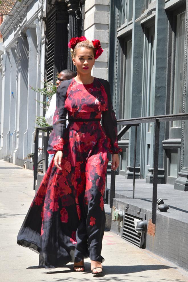 El verano de Rita Ora: su look más folclórico