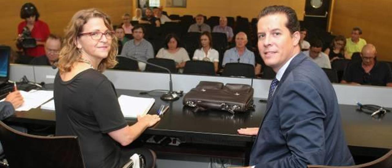 El presidente de la FVMP, Rubén Alfaro, a la derecha, en un acto con alcaldes junto a la consellera Elena Cebrián.