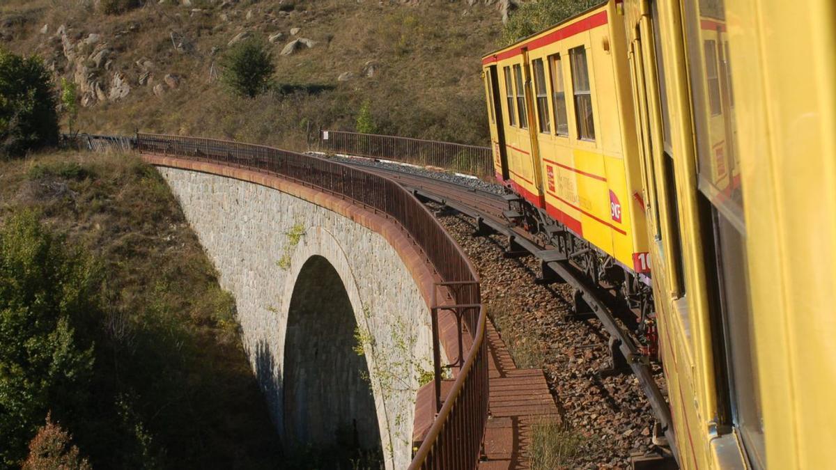 Un dels combois del popular Tren Groc al seu pas per la Cerdanya | ARXIU/M.S.