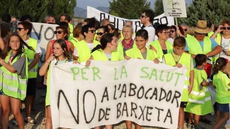 Los manifestantes se concentraron en la carretera que une Barxeta, Llocnou y El Genovés.