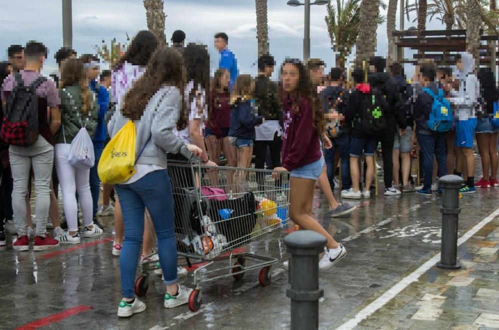 Miles de jóvenes celebran el botellón en la playa de San Juan