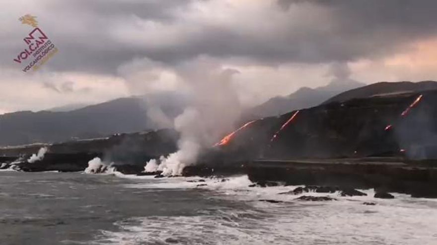 Vídeo de la lava del volcán de La Palma avanzando hacia el mar