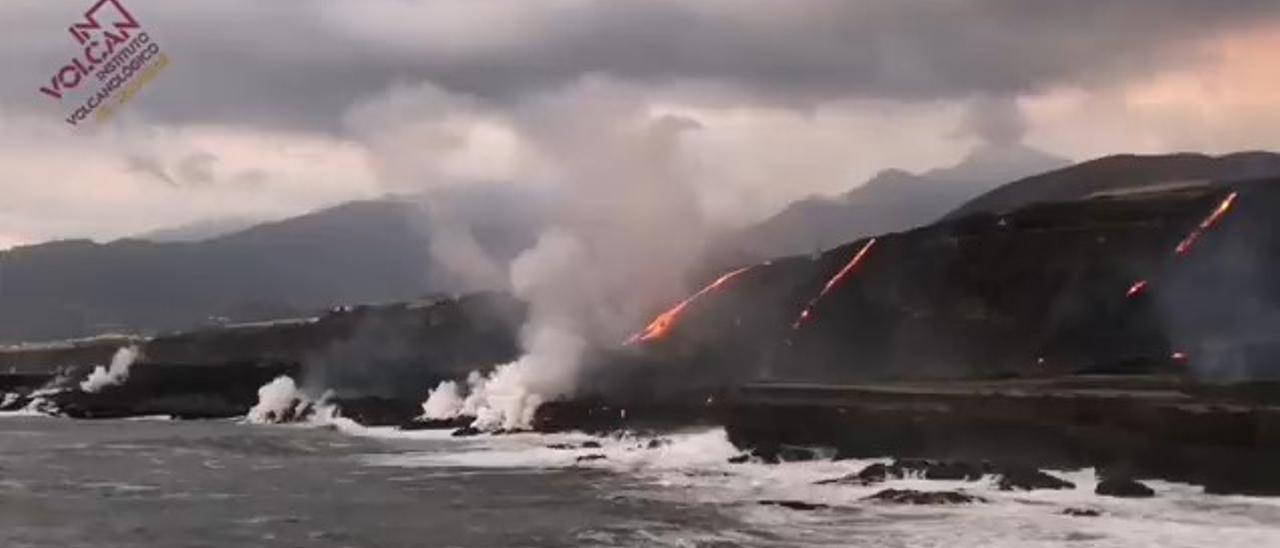 Vídeo de la lava del volcán de La Palma avanzando hacia el mar