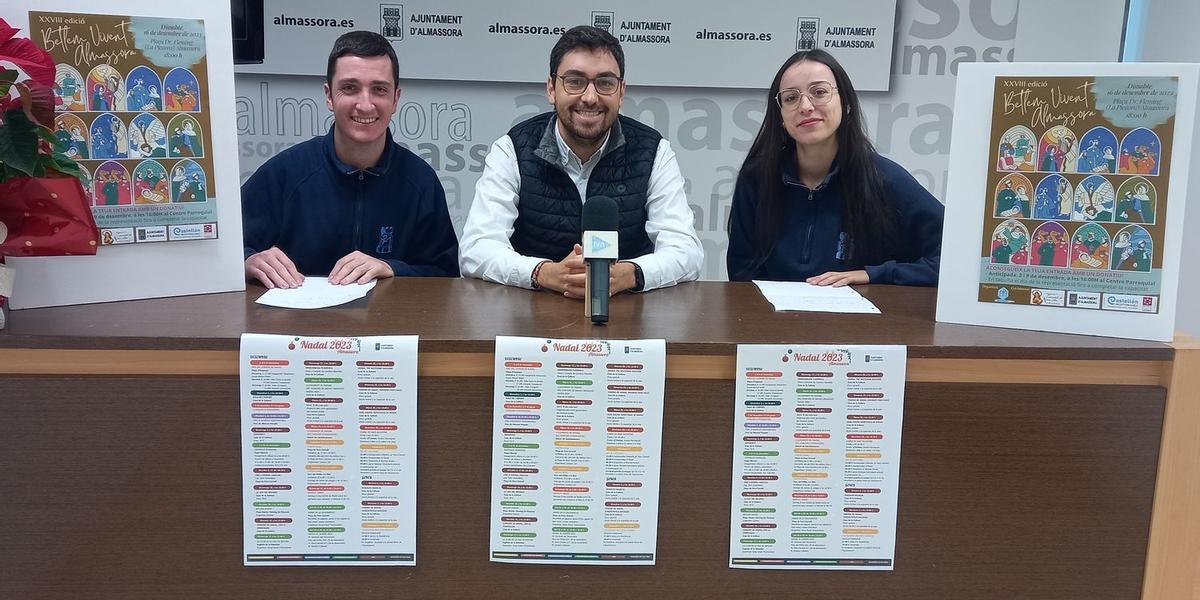 El concejal Vicente Blay Casino ha presentado la programación junto a Jorge Mundina y Claudia Artero, de la asociación juvenil Lluïsos de Almassora.