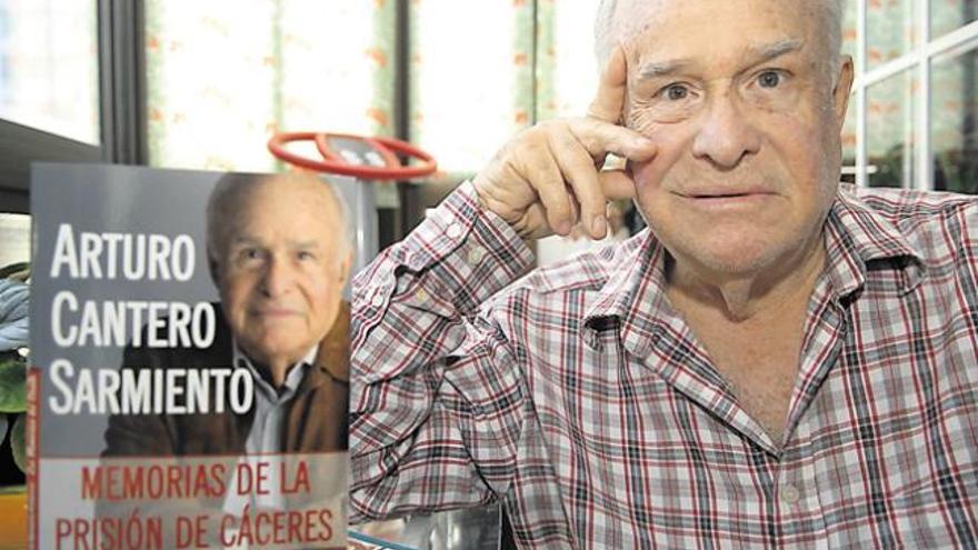 Arturo Cantero Sarmiento, en junio de 2010, con un ejemplar de su libro ´Memorias de la prisión de Cáceres´. | LP/DLP