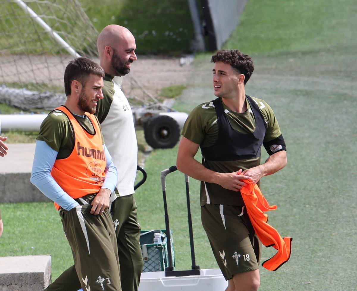 Claudio Giráldez, con Pablo Durán y Minguez, al inicio del entrenamiento matinal de ayer en Afouteza.