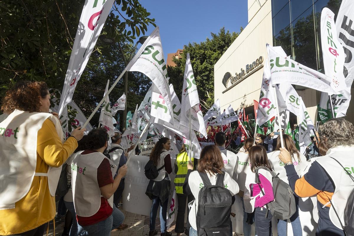 Los sindicatos se han concentrado para reclamar mejoras laborales ante la sede de Unicaja Málaga