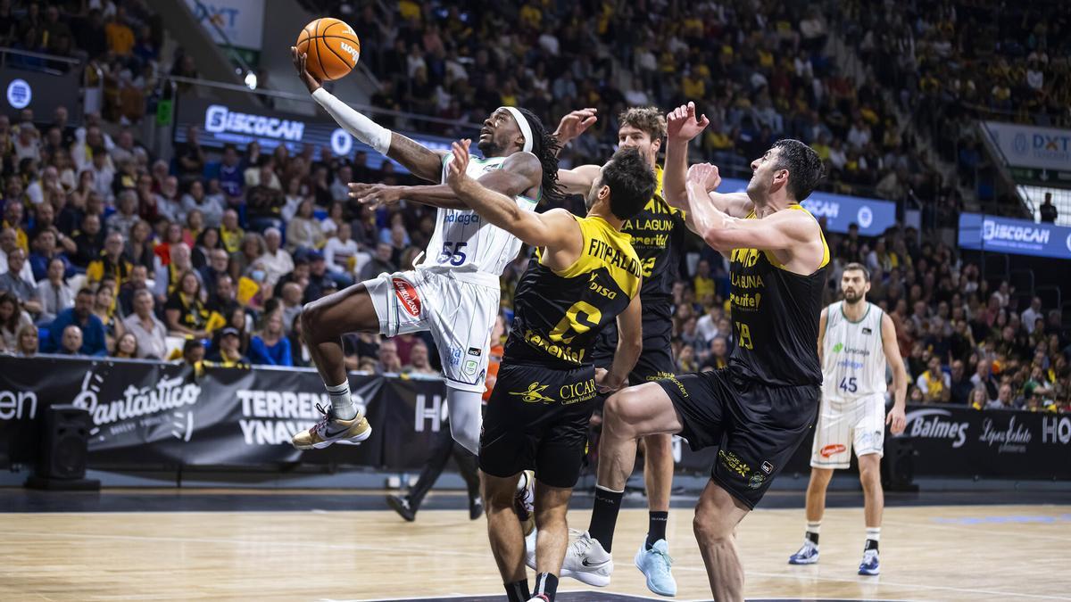 Perry penetra a canasta ante la defensa de varios jugadores del Tenerife.