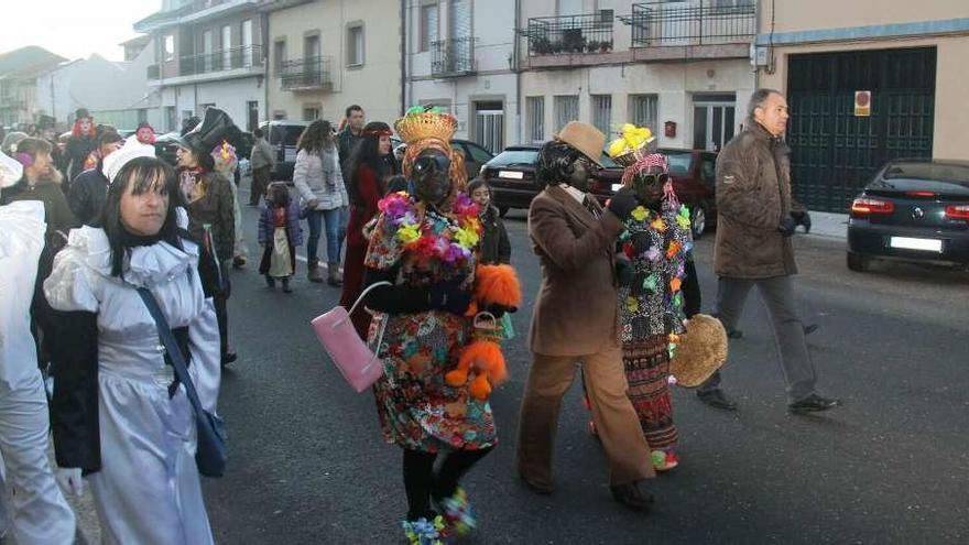 Desfile carnavalero en Camarzana de Tera.