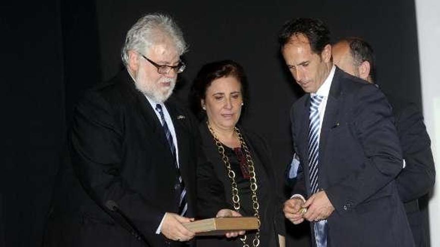 El alcalde Tomás Fole (derecha) inauguró ayer el evento. // Noé Parga