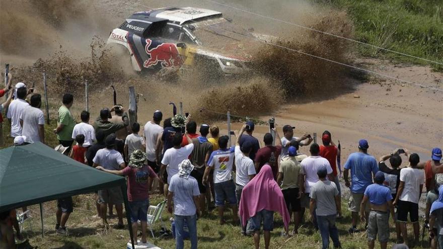 Loeb gana la segunda etapa de coches y es el nuevo líder