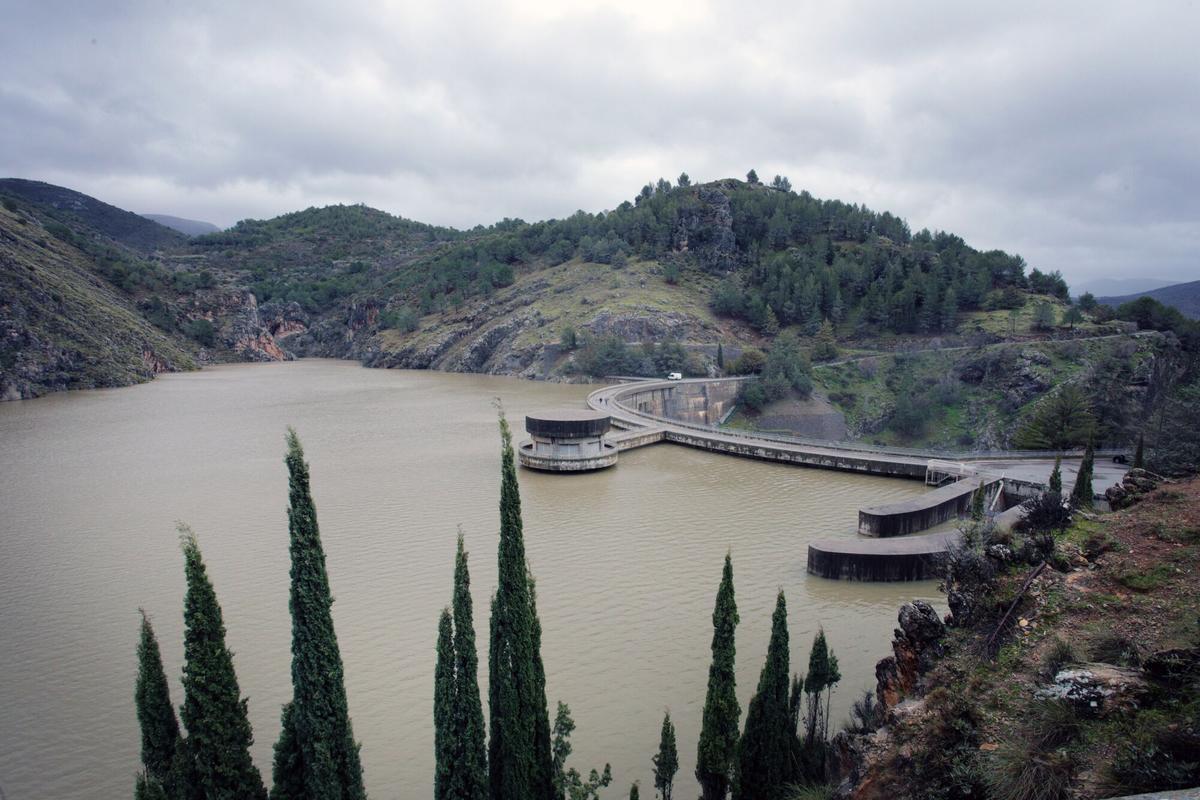 La carreteras A-4026 que une Cenes de la Vega y Pinos Genil (Granada) permanece cortada al tráfico por el aumento de caudal del río Agua Blanca, una consecuencia del desembalse de la presa de Quéntar y de las precipitaciones registradas en los últimos días. EFE/ Pepe Torres. sustit. texto