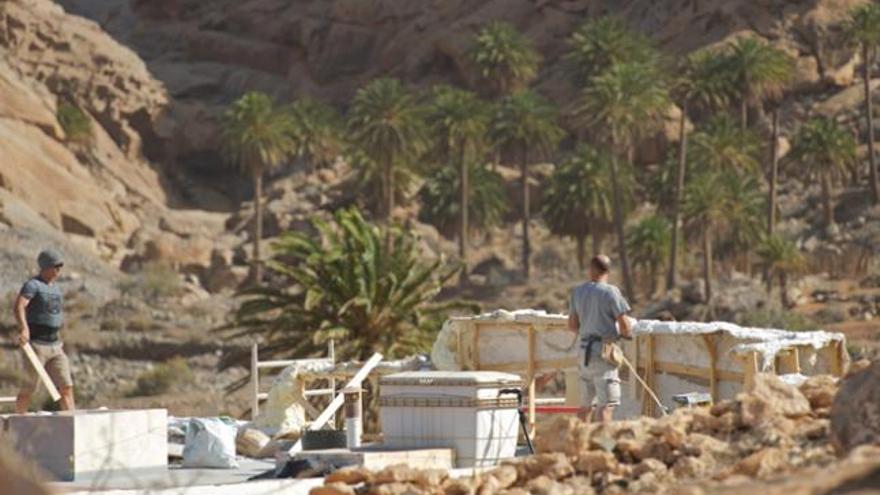 Operarios trabajando, ayer, en Las Peñitas para poner a punto otro de los decorados de la película. | carlos de saá