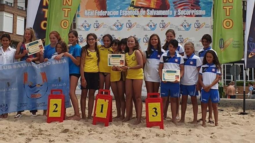 El equipo femenino infantil del Dragones Caja Rural recibiendo la medalla de oro.