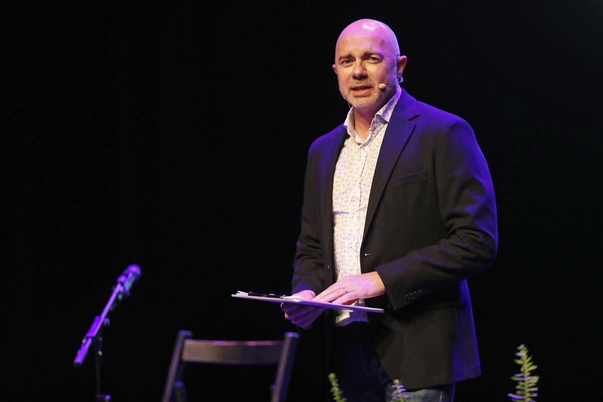 Salt. Teatre. Entrega del Premi Tres de Març a Felix Mussoll (rector de la parroquia de Sant Cugat). Dani Vila (periodista, cap de premsa ajuntament de Salt).
