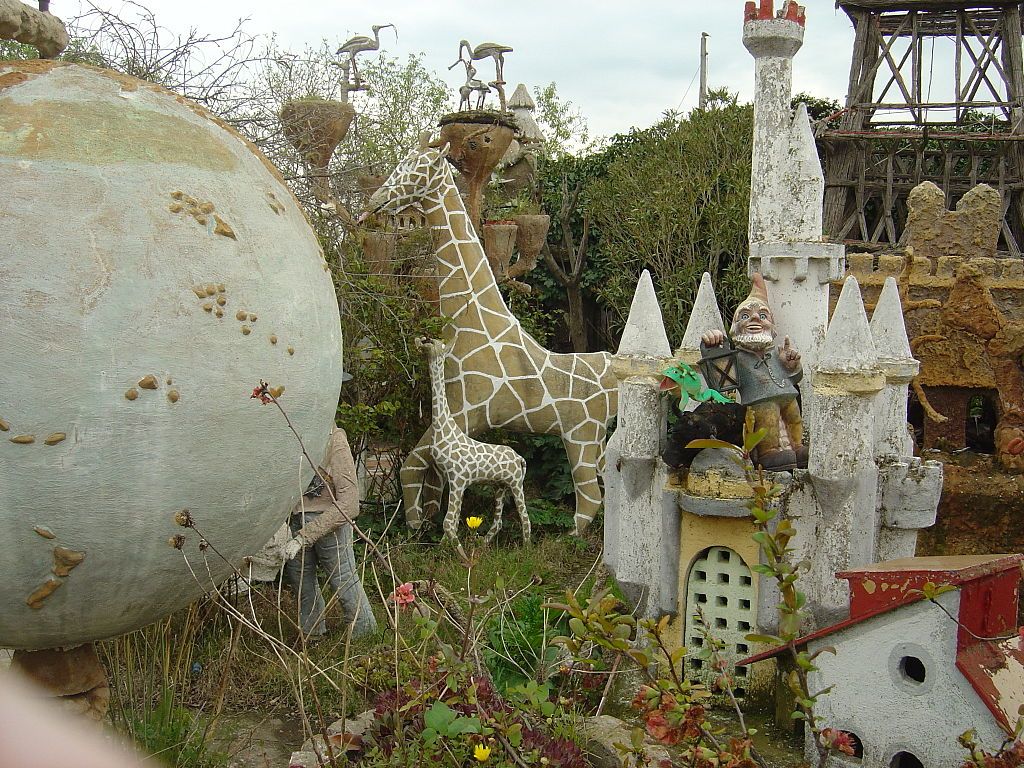 Descubre el jardín fantástico de Milagro, un rincón de lo más kitsch.
