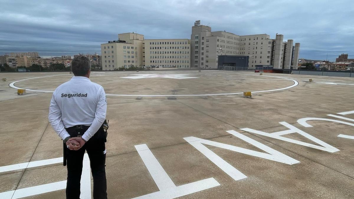 Un operario camina por el helipuerto del Hospital General de Alicante, que estaba fuera de servicio