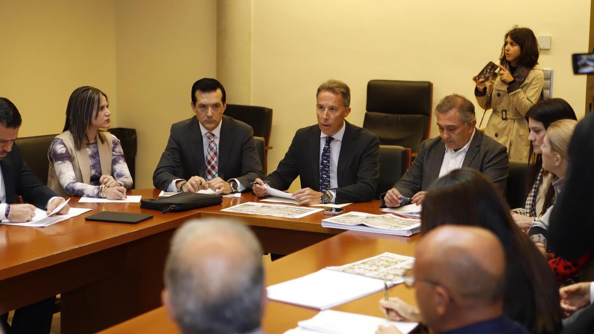 El consejero de Fomento y el alcalde en la Mesa del Ferrocarril de Lorca.