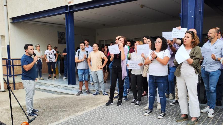 Concentración de la comunidad educativa del IES Vicente Núñez de Aguilar.