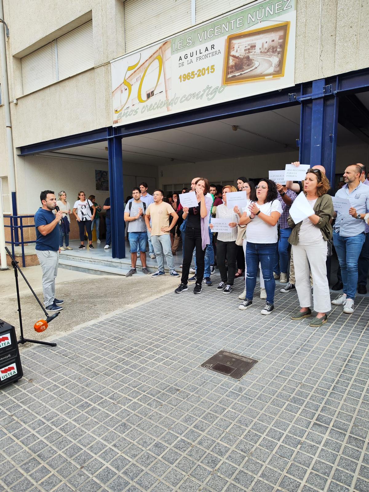 Concentración de la comunidad educativa del IES Vicente Núñez de Aguilar.