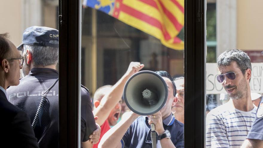 Los taxistas rodean el Palau de la Generalitat ante la visita del ministro de Fomento.   fernando bustamante